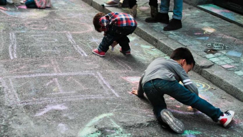 Paseos con niños: los últimos retoques y novedades que estudia el Gobierno para relajar el confinamiento