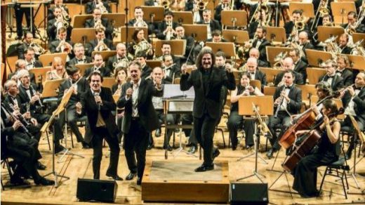 Disfrute con el Dúo Dinámico cantando en directo su ya legendario 'Resistiré' con una gran orquesta sinfónica y Luis Cobos al frente