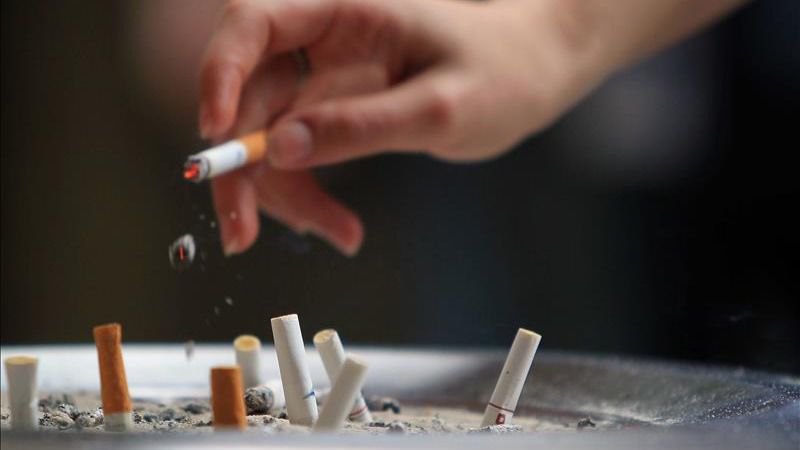 Sanidad desmiente el bulo de que fumar es bueno contra el coronavirus por un supuesto efecto de la nicotina