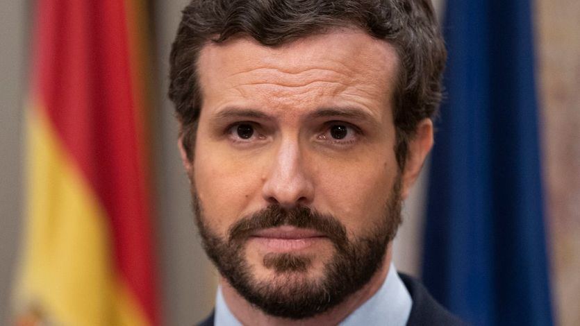 Casado asegura que Sánchez tendrá que congelar pensiones, recortar el sueldo a los funcionarios y aplicar recortes