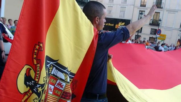 Los franquistas, carlistas y ultraderechistas toman la primera línea de las protestas contra el Gobierno