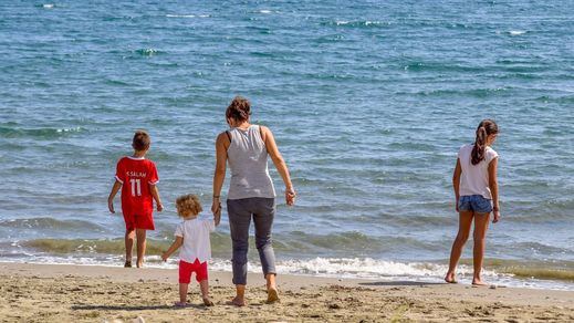 Este verano habrá que acudir a la playa con mascarilla y cita previa para reservar espacios: así funcionará