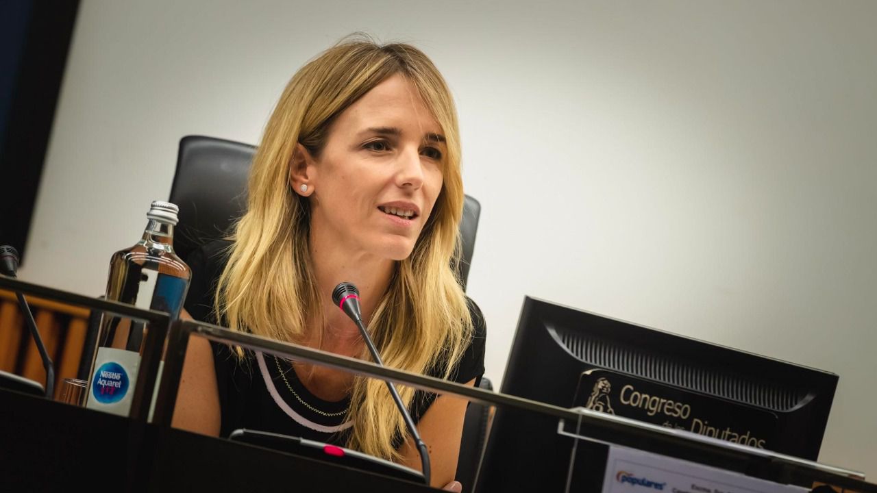 Cayetana Álvarez de Toledo llama "terrorista" al padre de Pablo Iglesias, quien animará a su progenitor a denunciarla
