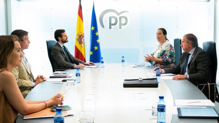 PP y la Asociación de Víctimas del Terrorismo (AVT) comparten la necesidad de aislar a Bildu en la política nacional