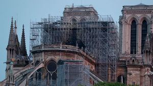 Comienza la retirada de los andamios en la catedral de Notre Dame