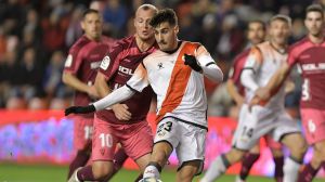 El fútbol vuelve en España con la reanudación del partido suspendido por la presencia de Zozulia en Vallecas
