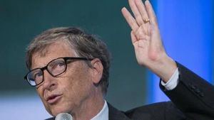 No, Bill Gates no fabrica microchips para controlar a la población a través de vacunas de la covid-19