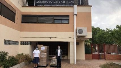 Responsables de Mercadona y de la Parroquia de San Blas durante la entrega