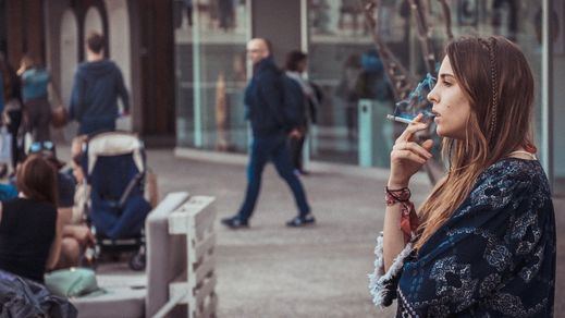 Sanidad recomienda ya oficialmente no fumar ni vapear en espacios públicos para evitar contagios de covid-19