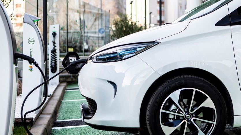 La letra pequeña de comprar un coche eléctrico: varapalo en el IRPF del próximo año