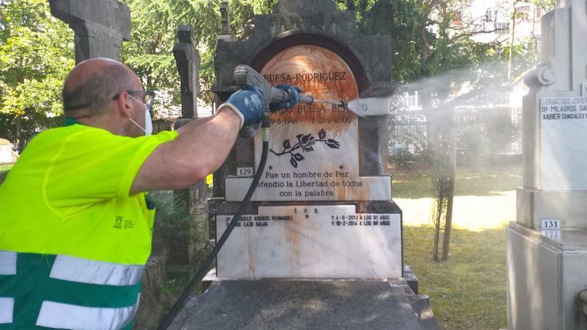 Atacada con pintura la tumba de Fernando Buesa, socialista asesinado por ETA