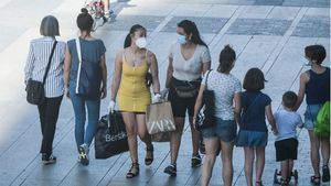 Solo Madrid y Canarias se resisten a decretar el uso obligatorio de la mascarilla
