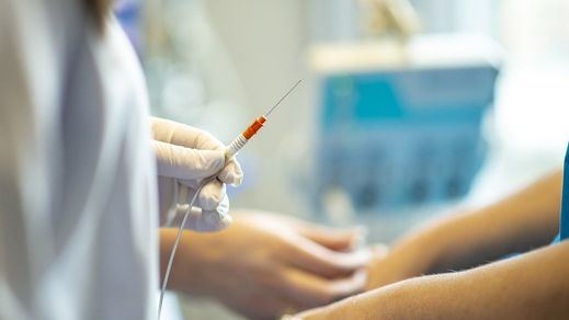 Sólo 2 farmacéuticas venderán las vacunas del coronavirus a precio de costo; el resto hará negocio