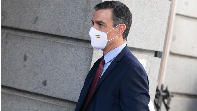 Sánchez contraataca en la 'guerra de las mascarillas' con la bandera de España