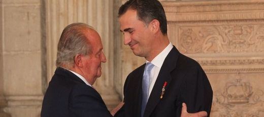El rey Juan Carlos, cercado por los escándalos, anuncia que abandona España
