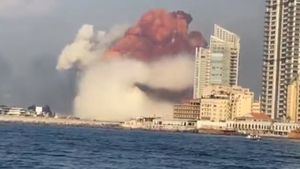 El presidente de Líbano habla de "negligencia" o de "un misil" como causas de la explosión de Beirut