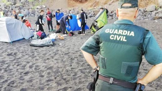 Desalojan a 62 personas de una playa que pretendían ayudar a propagar el coronavirus