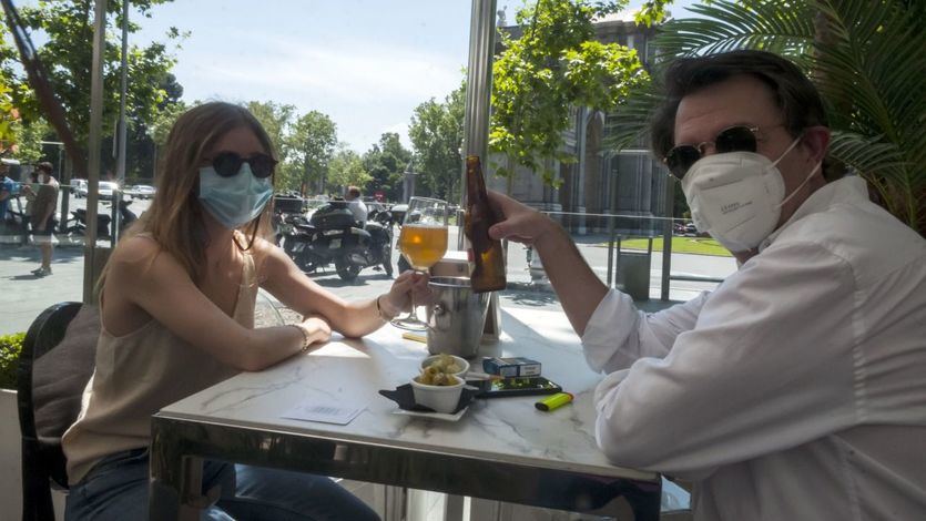 Canarias se suma a Galicia en la prohibición de fumar sin distancia de seguridad y Madrid estudia el mecanismo legal