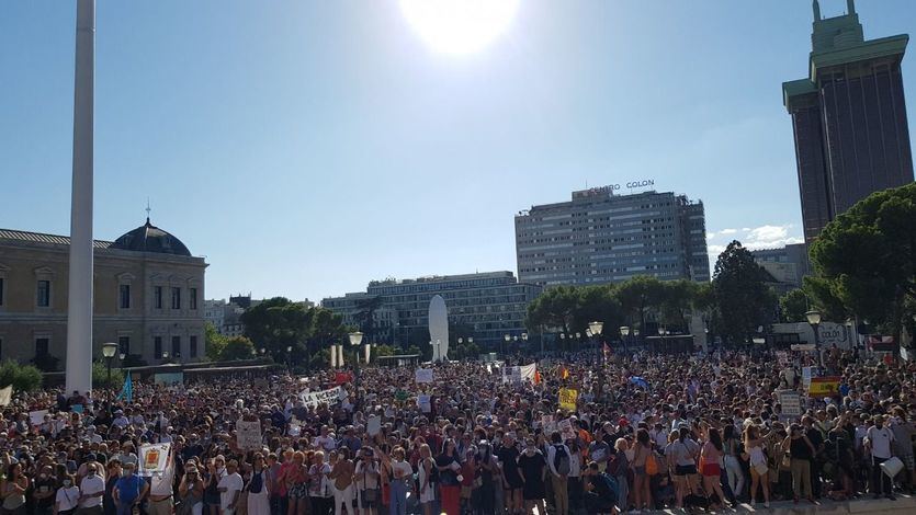 Cientos de 'conspiranoides' protestan en Madrid contra la mascarilla obligatoria