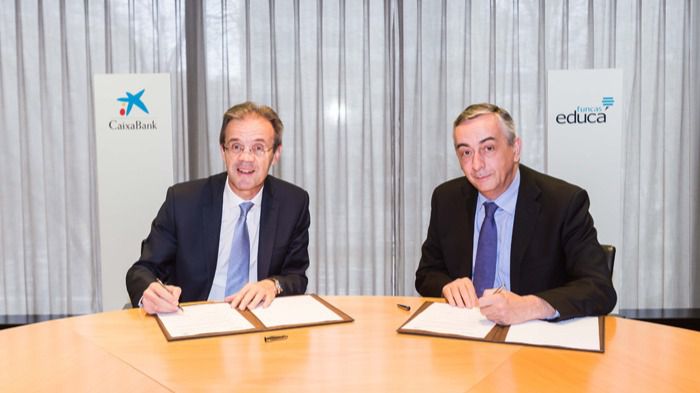 El presidente de CaixaBank, Jordi Gual, y el director general de la Fundación de las Cajas de Ahorro (Funcas), Carlos Ocaña, durante la firma del acuerdo en 2018