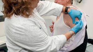 La viróloga Margarita del Val rebaja las expectativas de la primera vacuna del coronavirus que llegará a España: "No protege del contagio"