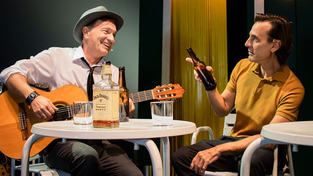 Vinícius de Moraes (actor Bruno Butenas) charlando con Antonio Carlos Jobim (Jordi Cadellans) en un momento de la obra..