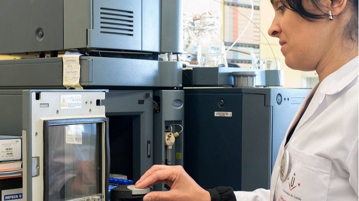 Una investigadora en el laboratorio de tecnología de alimentos de la UdL