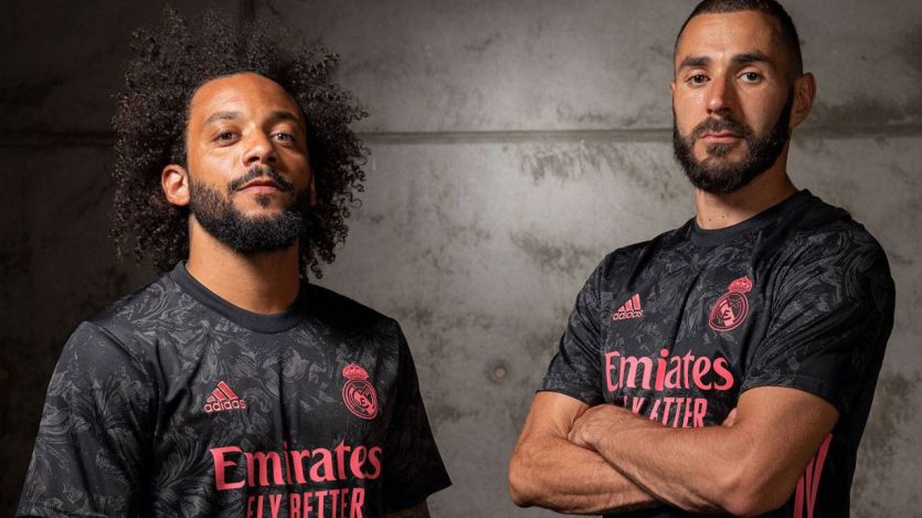 La nueva tercera camiseta del Real Madrid, negra y rosa con estampados grises