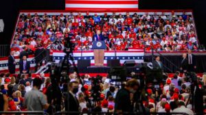 Trump se salta las normas anti-coronavirus al congregar a miles de personas en un mitin electoral