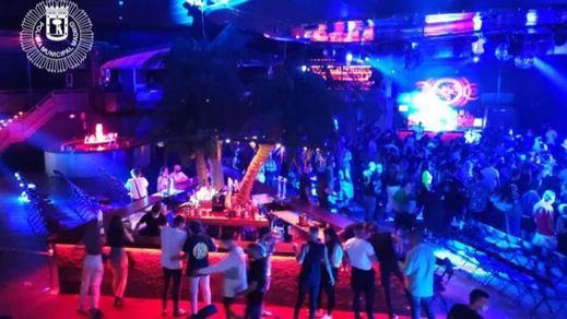 La Policía desalojó la sala La Riviera con 300 personas bailando sin mascarilla ni distancia