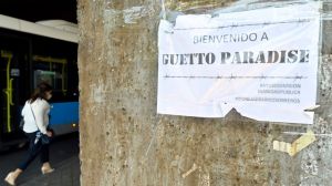 'Bienvenido al Guetto': los carteles en Puente de Vallecas contra las restricciones de Ayuso