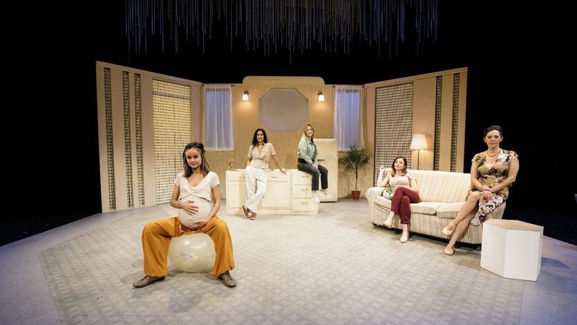 Crítica de la obra de teatro 'Otoño en abril': ilusiones y pesadillas familiares