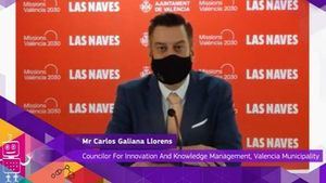 Un concejal de Valencia utiliza la mascarilla para tapar que no sabe inglés mientras otra persona le 'dobla' en una gala de innovación