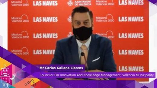 Un concejal de Valencia utiliza la mascarilla para tapar que no sabe inglés mientras otra persona le 'dobla' en una gala de innovación