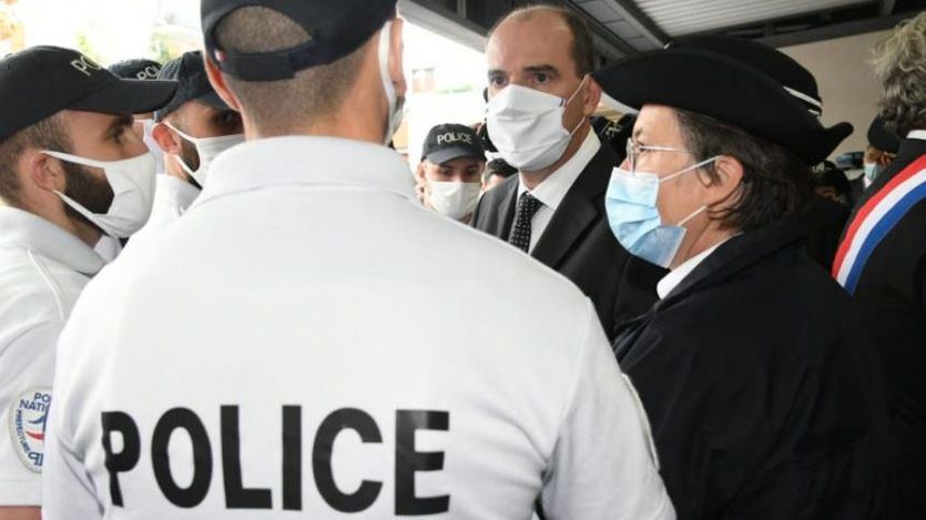 Policía francesa con el primer ministro galo, Jean Castex