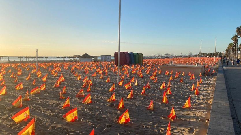 Polémica por las 53.000 banderas en la playa valenciana por las víctimas del coronavirus