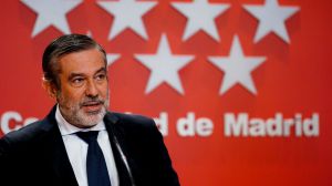 El Gobierno madrileño rechaza las dudas sobre sus cifras de contagios: bajan los positivos