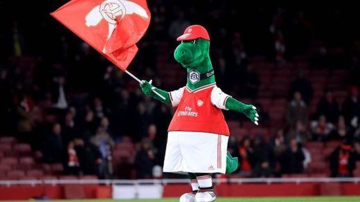 El aplaudido gesto de Özil con la mascota del Arsenal