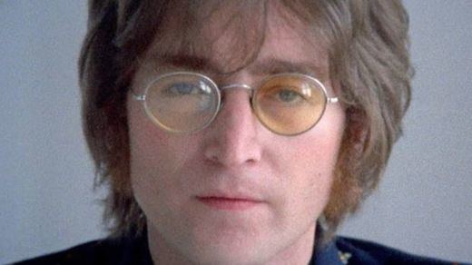 John Lennon con sus características gafas