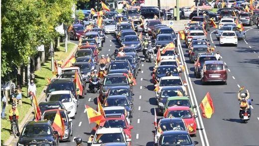 Decenas de coches se suman en Madrid a la 'caravana por la libertad' convocada por Vox
