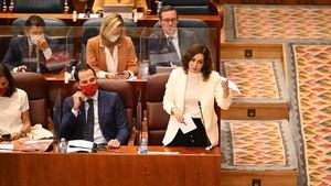 La oposición pide a Ayuso que abandone "su batalla contra Sánchez" y ella critica la imposición del estado de alarma "a punta de pistola"