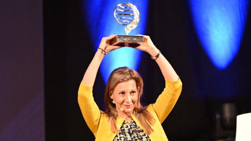 Eva García Sáenz de Urturi, ganadora del Premio Planeta; Sandra Barneda, finalista