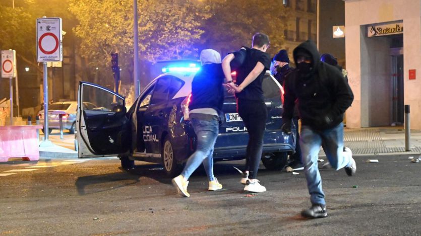 Las imágenes del horror: fuego y armas entre ultras que protestaron en Madrid contra el toque de queda