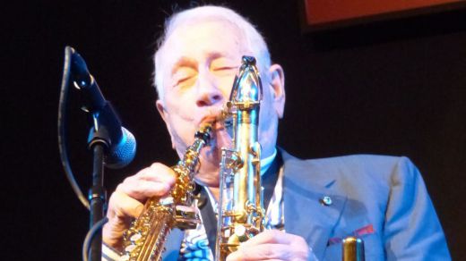 Pedro Iturralde toca a la vez el saxofón y el clarinete