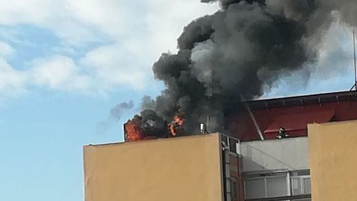 Grave incendio en un alto edificio de viviendas en Madrid