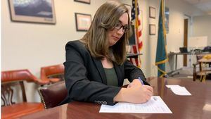 Sarah McBride se convierte en la primera senadora trans de EEUU