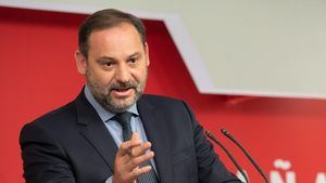El PSOE intenta sofocar su 'incendio interno' y niega que haya un pacto con Bildu