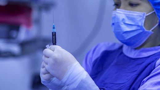 España comprará una cantidad de dosis de vacunas de coronavirus que excederá a la población