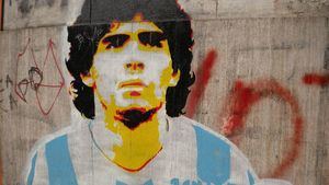 Los restos mortales de Maradona llegan a la sede del Gobierno argentino para un velatorio nacional