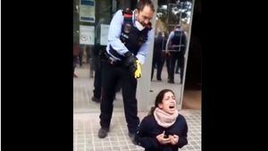 Polémica por la actuación de los Mossos al utilizar una pistola taser para reducir a una joven